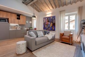 フィレンツェにあるBelle Donne Apartments by Mamo Florenceのソファとキッチンのあるリビングルーム