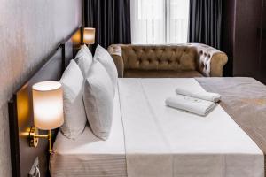 Postel nebo postele na pokoji v ubytování Mays Royal Hotel