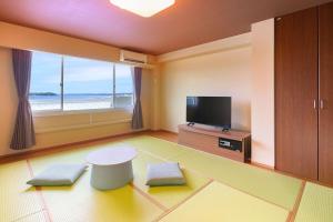 En TV eller et underholdningssystem på Ooedo Onsen Monogatari Premium Iseshima