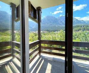ブシュテニにあるAlpine River Home with Peace and Mountain Viewの山荘のバルコニーからの眺め