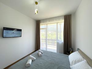 ブシュテニにあるAlpine River Home with Peace and Mountain Viewのテディベアが2体乗ったベッドのある寝室