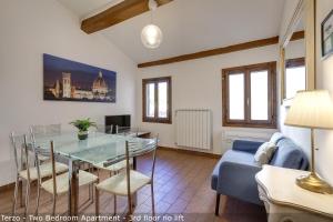 TV a/nebo společenská místnost v ubytování Palazzuolo Tower Apartments by Mamo Florence