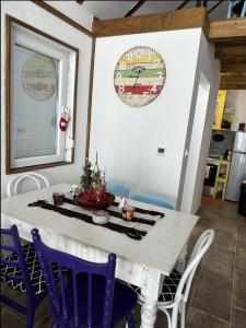 Una mesa de comedor con sillas y un reloj en la pared. en Planinski beg, Tara, Sekulići, en Sekulić  15 fotos más