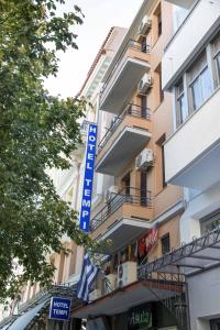 una señal de hotel frente a un edificio en Tempi Hotel, en Atenas