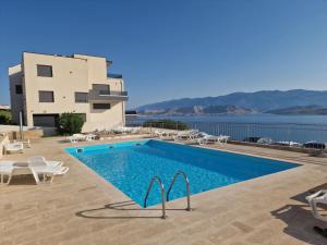 Bazén v ubytování Studio Apartma PAG BLUE OCEAN 1 with sea view nebo v jeho okolí