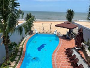Bazén v ubytování Flora Beach Front Villa nebo v jeho okolí