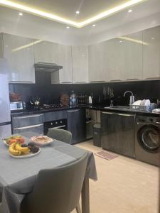 - une cuisine avec une table et une plaque de cuisson dans l'établissement Moroccan Beach Delight, à Dar Bouazza