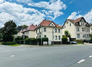 una fila de casas blancas en una calle en FeWo am Steinberg, en Goslar