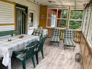 a screened in porch with a table and chairs at Ferienhaus Klein in Winsen