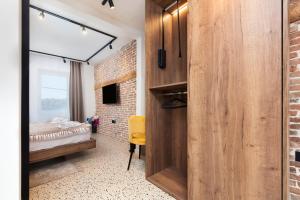 Un dormitorio con una cama y una pared de ladrillo. en La Riva Luxury Rooms, en Rovinj