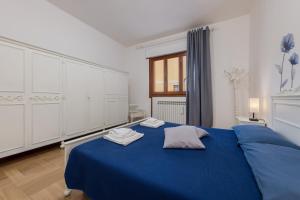 a bedroom with a blue bed and white cabinets at Gate2-MarcoPoloAirport-2 camere da letto-Wifi-Netflix-15' da Venezia in Tessera