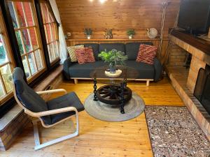 un soggiorno con un divano, un tavolo e delle sedie di Ferienhaus am Mescheriner See a Mescherin