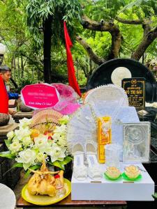 a table with umbrellas and other items on it at HỒNG NHÂN Hotel in Con Dao