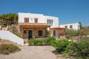 una casa en la ladera de una colina en Villa Meloi patmos, en Patmos