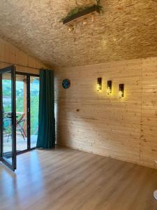 ein Zimmer mit einer Holzwand, die mit Lichtern beleuchtet ist in der Unterkunft Cottage Cozy Side with Stunning Mountain View in Mestia