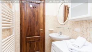 Koupelna v ubytování Palazzuolo Tower Apartments by Mamo Florence