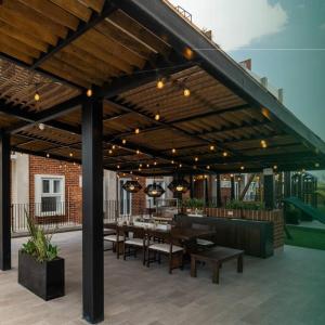 um pátio com área de jantar com mesas e cadeiras em 5CERO2 STAYMENTS - Hermoso y Cómodo Apartamento Tipo penthouse em Guatemala
