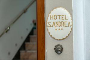 Certificado, premio, señal o documento que está expuesto en Albergo S. Andrea