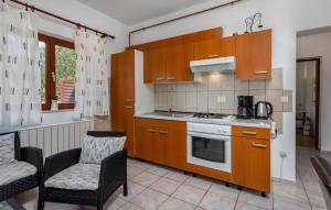 Kuchyňa alebo kuchynka v ubytovaní 1 Bedroom Cozy Apartment In Kostrena