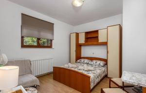 Posteľ alebo postele v izbe v ubytovaní 1 Bedroom Cozy Apartment In Kostrena