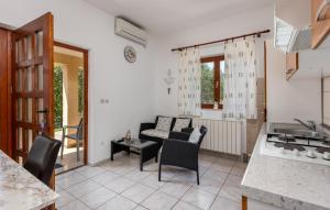 Kuchyňa alebo kuchynka v ubytovaní 1 Bedroom Cozy Apartment In Kostrena