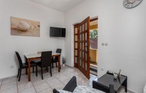 Televízia a/alebo spoločenská miestnosť v ubytovaní 1 Bedroom Cozy Apartment In Kostrena
