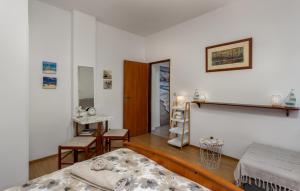 Posteľ alebo postele v izbe v ubytovaní 1 Bedroom Cozy Apartment In Kostrena