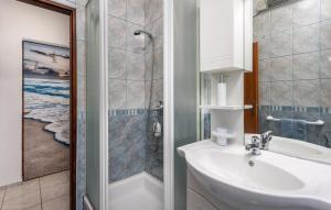Kúpeľňa v ubytovaní 1 Bedroom Cozy Apartment In Kostrena