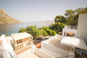 dom z widokiem na wodę w obiekcie Acropolis Hotel w mieście Masouri