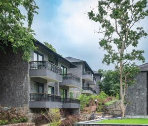 vista esterna di un edificio con balconi di Kananwas Resort, Kumbhalgarh a Kumbhalgarh