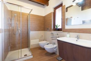 Koupelna v ubytování Attico D'amare + 20 fotografií