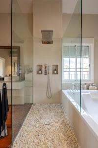 ein Badezimmer mit Dusche, Badewanne und Waschbecken in der Unterkunft Villa Dudu in Adeje