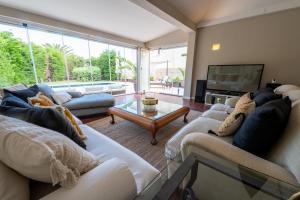 ein Wohnzimmer mit zwei Sofas und einem Fernseher in der Unterkunft Villa Dudu in Adeje