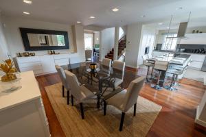 eine Küche und ein Esszimmer mit einem Glastisch und Stühlen in der Unterkunft Villa Dudu in Adeje