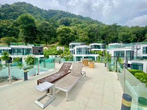 einen Balkon mit einer Bank und einige Gebäude in der Unterkunft 360 Degree Kamala Seaview Villa in Kamala Beach