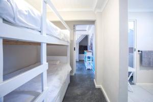 Ένα ή περισσότερα κρεβάτια σε δωμάτιο στο Beautiful family beach cottage!