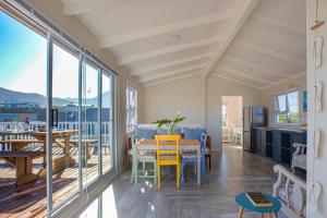 Η κουζίνα ή μικρή κουζίνα στο Beautiful family beach cottage!