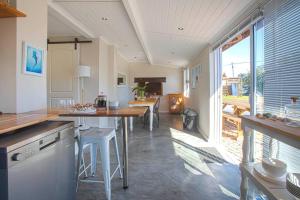 Η κουζίνα ή μικρή κουζίνα στο Beautiful family beach cottage! +24 φωτογραφίες