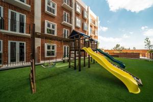 um parque infantil com um escorrega em frente a um edifício em 5CERO2 STAYMENTS - Hermoso y Cómodo Apartamento Tipo penthouse em Guatemala