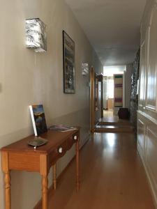 a hallway with a wooden desk in a room at Domitine in Besançon