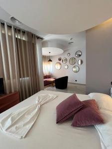 Postel nebo postele na pokoji v ubytování Icon Hotel