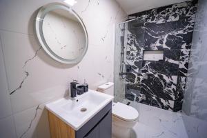 Koupelna v ubytování Home Luxury Suites + 20 fotografií