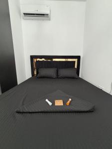 Un dormitorio con una cama con dos botellas y dos cigarrillos. en Cozy elegant 1 bedroom apartment, en Bucarest
