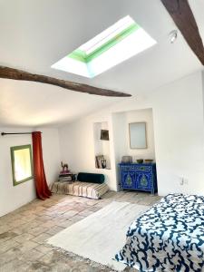 a bedroom with a bed and a skylight at Belle maison Centre Sérignan in Sérignan +18 photos