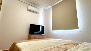 Μια τηλεόραση ή/και κέντρο ψυχαγωγίας στο Amplia Casa Independiente cerca del mar