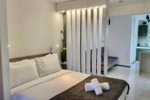 格兰贝伊Fully equipped Studio with pool in Grand Bay的一间卧室，床上有两条毛巾
