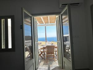 una camera con balcone con vista sull'oceano di Psaraki House Serifos a Serifos Chora