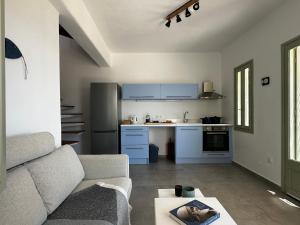 un soggiorno con divano e cucina di Psaraki House Serifos a Serifos Chora Altre 21 foto