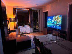 TV a/nebo společenská místnost v ubytování New Modern 2 room Apartment with 2 beds & FREE PARKING