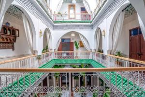 Biliár nebo kulečník v ubytování Riad Moulaty Lalla Khadija & SPA